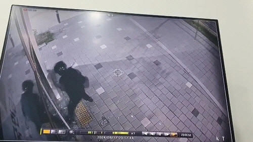 A씨가 금 거래소 내부로 침입하기 위해 유리창을 파손하는 모습[경기남부경찰청 제공]
